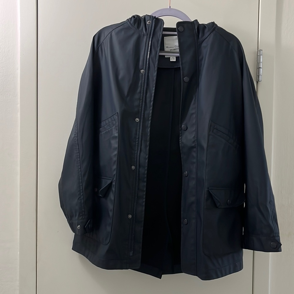 Kids’ raincoat by Massimo Dutti. Size 11-12 yrs, 146-158cm. Water repellent